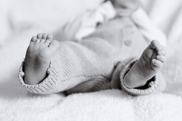 Pies de bebe en blanco y negro