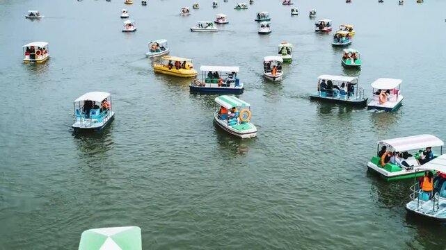 Bateaux color&eacute;s naviguant sur un lac anim&eacute; sous un ciel clair et lumineux