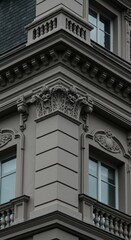 Obraz premium Elegant architectural detail on historic building corner with ornate columns and windows