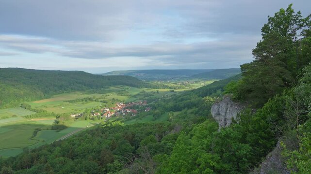 Landschaft, Ortschaft, Fr&uuml;hling, Morgen, Oberzausbach, Pretzfeld, Fr&auml;nkische Schweiz, Bayern, Deutschland, Europa
