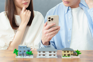 不動産を比較する夫婦