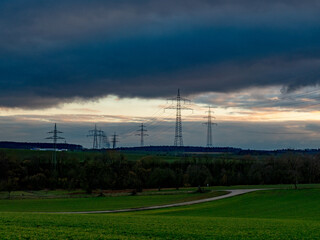 Strommasten bei Sonnenuntergang