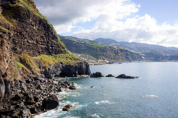 Widok na skaliste nabrzeże Madery. Ponta do Sol. Funchal.