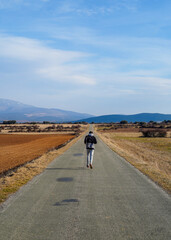Obraz premium young man running on a lonely road