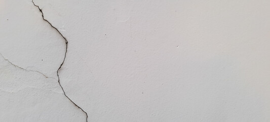 Fototapeta premium Old vintage crack wall texture background. Crack in concrete wall 