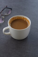 ミルクをたっぷり入れたコーヒー、カフェ・ラテを淹れて、のんびりくつろいでいるイメージ
