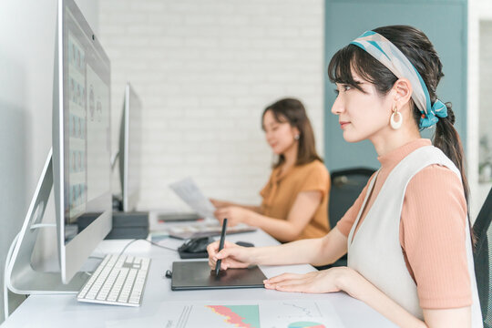 写真編集・画像編集・写真加工・レタッチャー・グラフィックデザイナーの仕事をする女性
