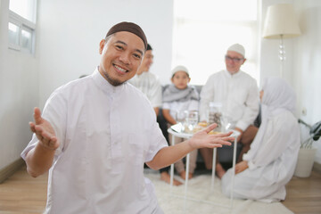 Obraz premium Portrait of Muslim Man Presenting His Warmth Family During Eid Al Fitr Moment