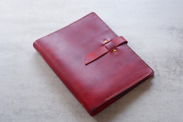 ワインレッドの革のシステム手帳
