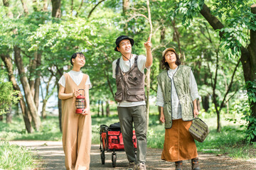 キャンプ場でキャンプ・グランピングを楽しむ家族・ファミリー
