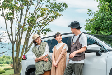 ドライブ・家族旅行・車で旅行に来た家族・ファミリー
