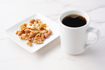 栄養たっぷりのミックスナッツと、淹れたてで香りのよいコーヒー

