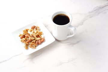 栄養たっぷりのミックスナッツと、淹れたてで香りのよいコーヒー
