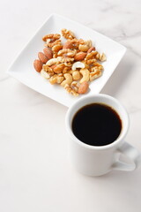 栄養たっぷりのミックスナッツと、淹れたてで香りのよいコーヒー
