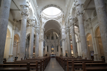 interno della chiesa santa croce di lecce in puglia