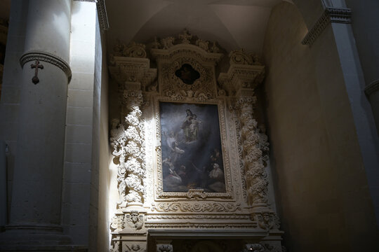 interno della chiesa santa croce di lecce in puglia