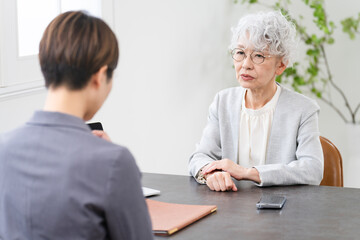 Obraz premium ビジネススーツを着ている若い女性とシニア女性 ビジネスイメージ 