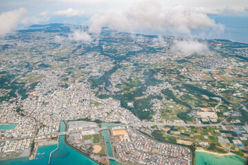 飛行機の窓からみた沖縄