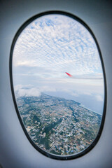 Fototapeta premium 飛行機の窓からみた沖縄