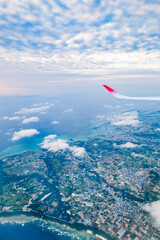 飛行機の窓からみた沖縄