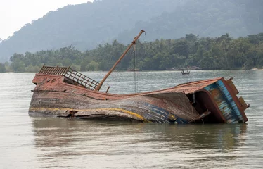 Fototapeten Wreck of an old wooden ship off the coast © milkovasa