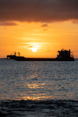 Schiff im Sonnenuntergang