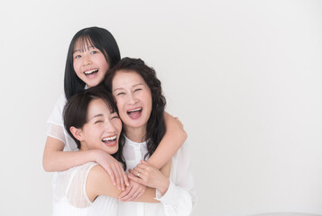３世代母娘の笑顔のビューティーイメージ/白背景スタジオ撮影