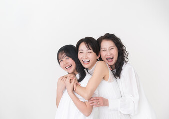 ３世代母娘の笑顔のビューティーイメージ/白背景スタジオ撮影