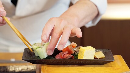 料理を盛り付ける料理人の手元