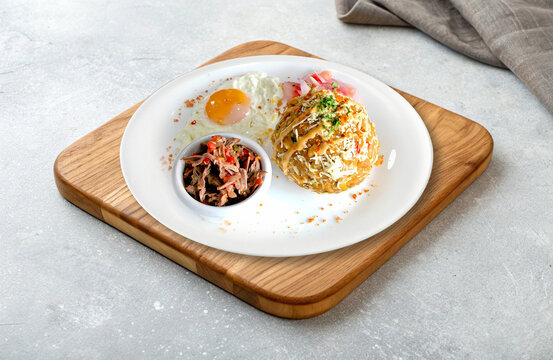Desayuno completo con bol&oacute;n de verde con queso, estofado de carne, huevo frito y ensalada