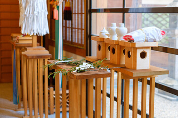 神社の祭壇と玉串　お神酒　ご祈祷