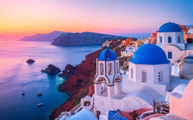 Fototapeta premium Santorini sunset, vibrant village, dramatic cliffs