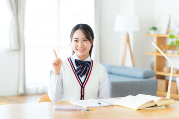 自宅で勉強する女子高生