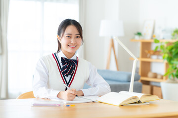 自宅で勉強をする女子高生