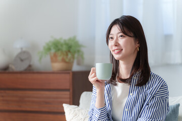コーヒーを飲む笑顔の女性