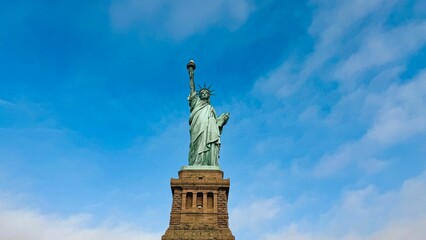 Fototapeta premium Statue of Liberty with a vibrant blue sky.