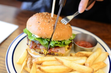 수제 햄버거 커팅