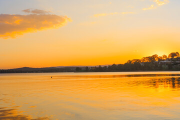 オーストラリアの水面に映る夕焼け