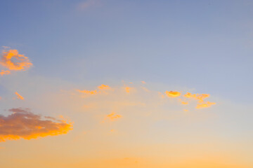 オレンジ色に染まる夕焼け空