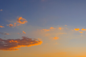 オレンジ色に染まる夕焼け空