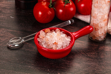 Rose pink Himalai salt in the bowl