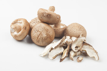 Shiitake mushrooms are mushrooms of the Oyster family. The stem is curved and short, and the cap is 4 to 10 cm in diameter, round or heart-shaped, and dark purple.