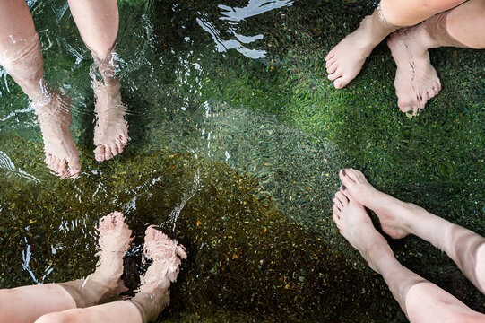 足湯に浸かる人たち