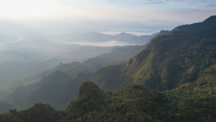 Obraz premium Aerial landscape view of the mountain range on foggy day