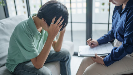 Obraz premium Professional psychotherapy Taking Note During Appointment&nbsp;Patient discussing mental health issues with psychologist&nbsp;mental health.