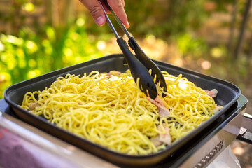 外で焼きそばを作る