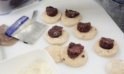 あんぱんの製造、成形、パン作り、パン屋