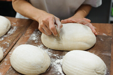 パン作り、生地にクープを入れる、製パン、成形