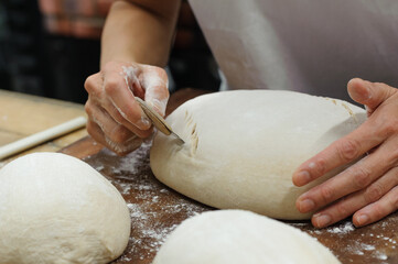 パン作り、生地にクープを入れる、製パン、成形	
