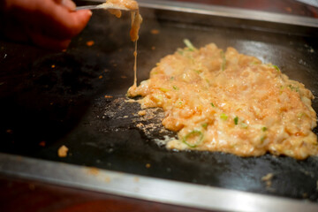 もんじゃ焼きを食べる